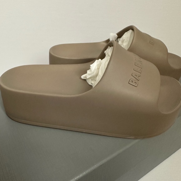 Balenciaga chunky slides- taupe - Picture 5 of 10